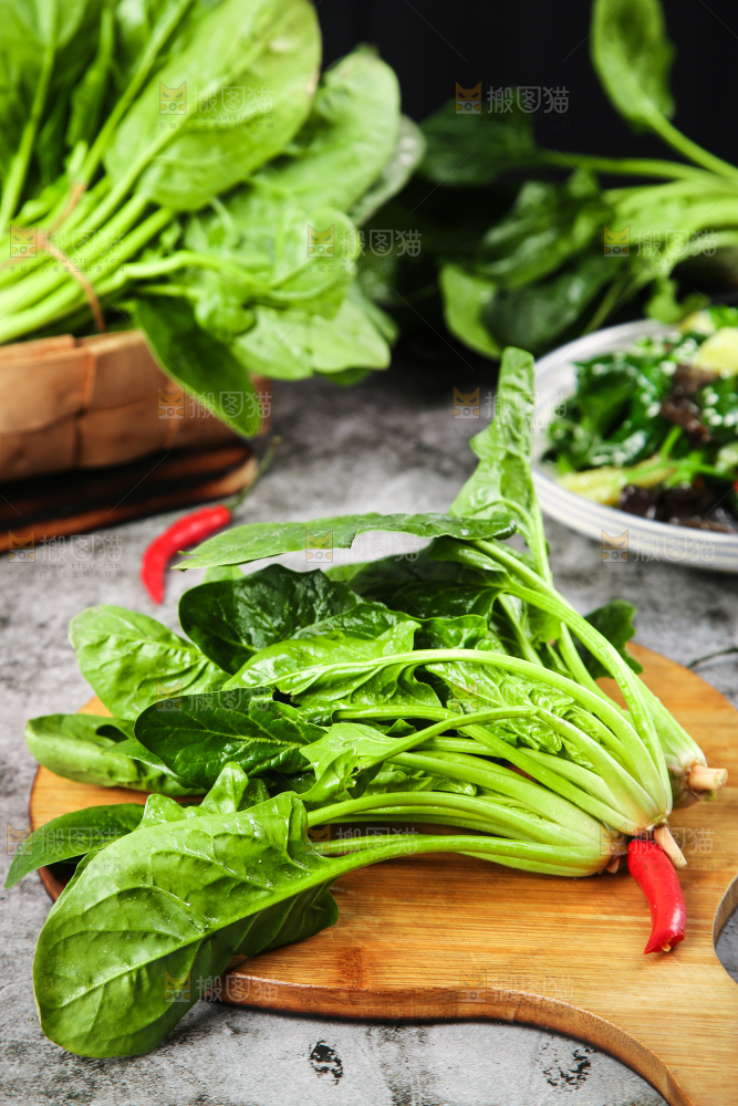 木板上放着绿色菠菜