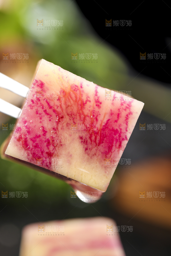 黑石板上的新鲜土豆