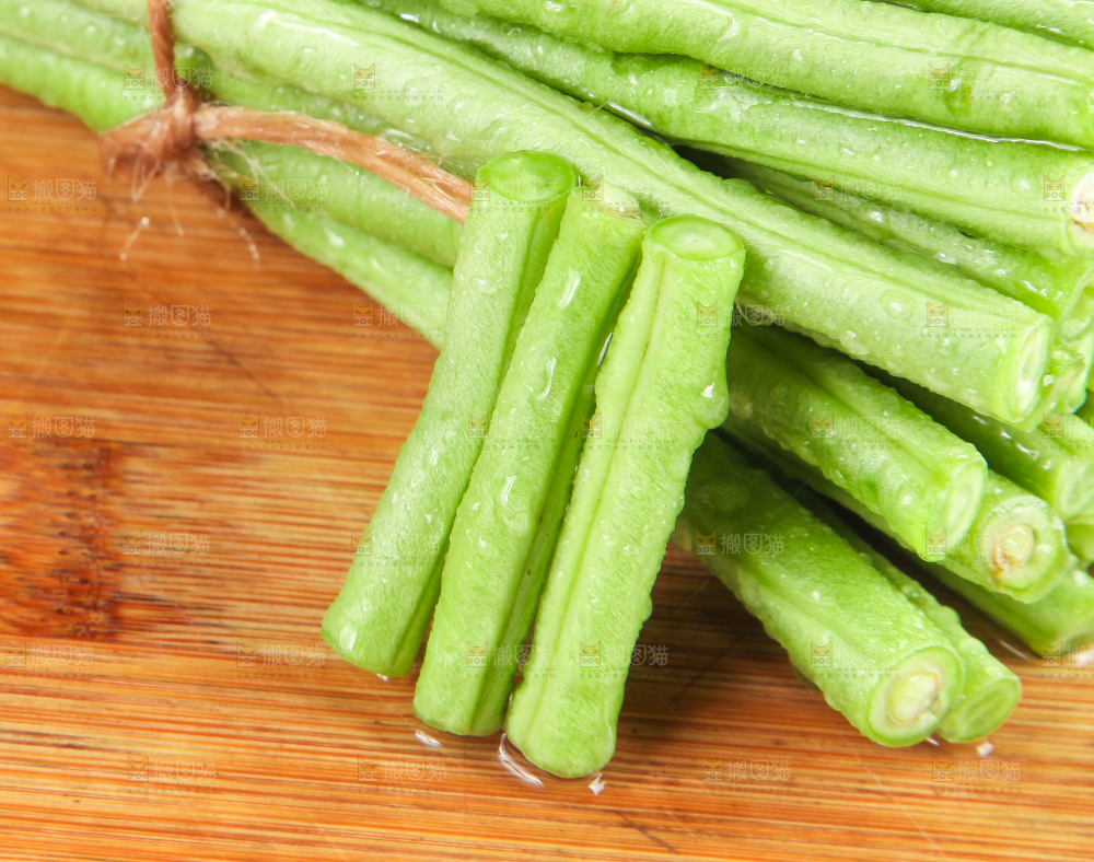 盘子里装着豇豆角