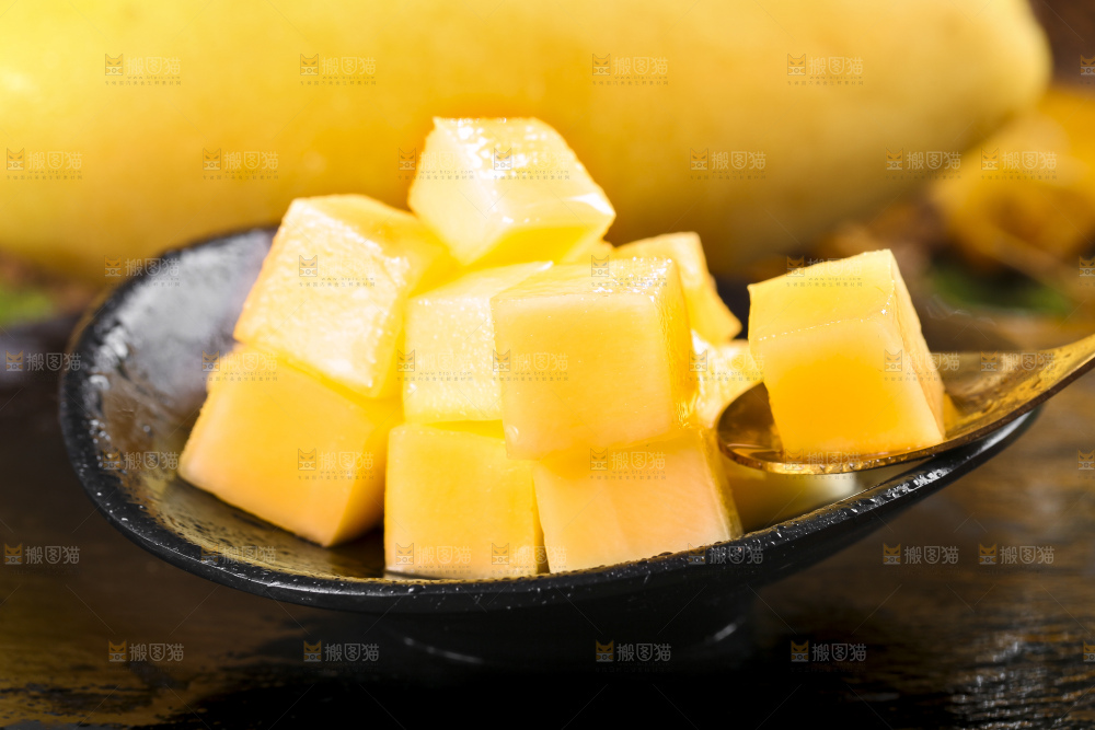 勺子里装着玉芒果肉