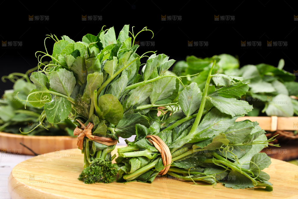木板上放着农家豌豆尖