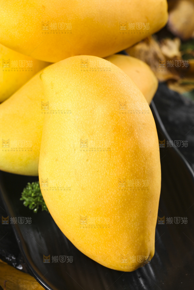 石板上摆放着新鲜芒果
