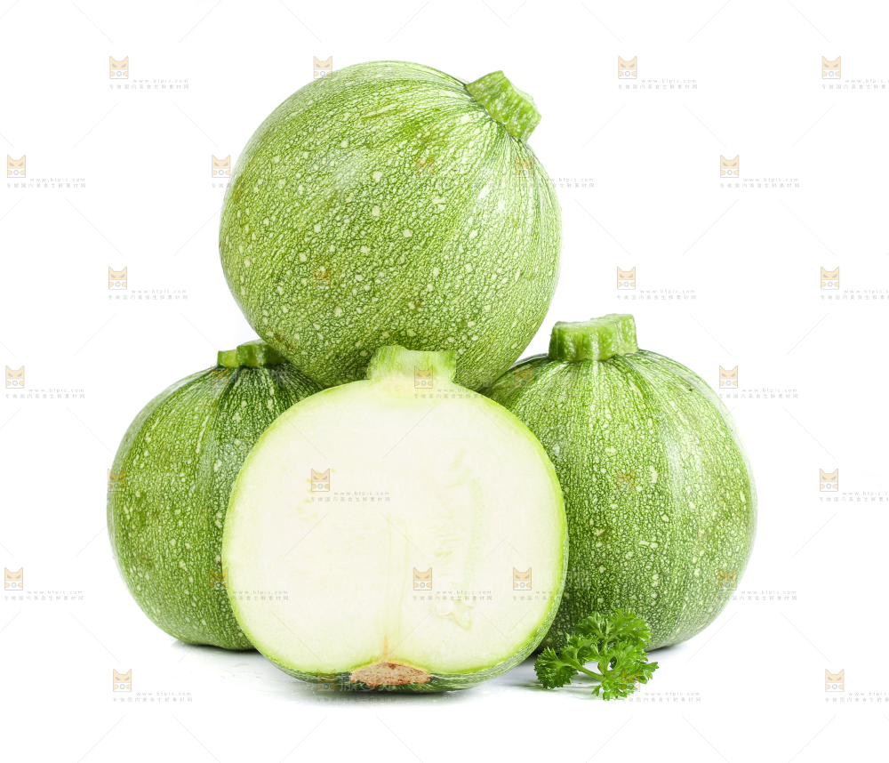 白底上摆放着新鲜南瓜
