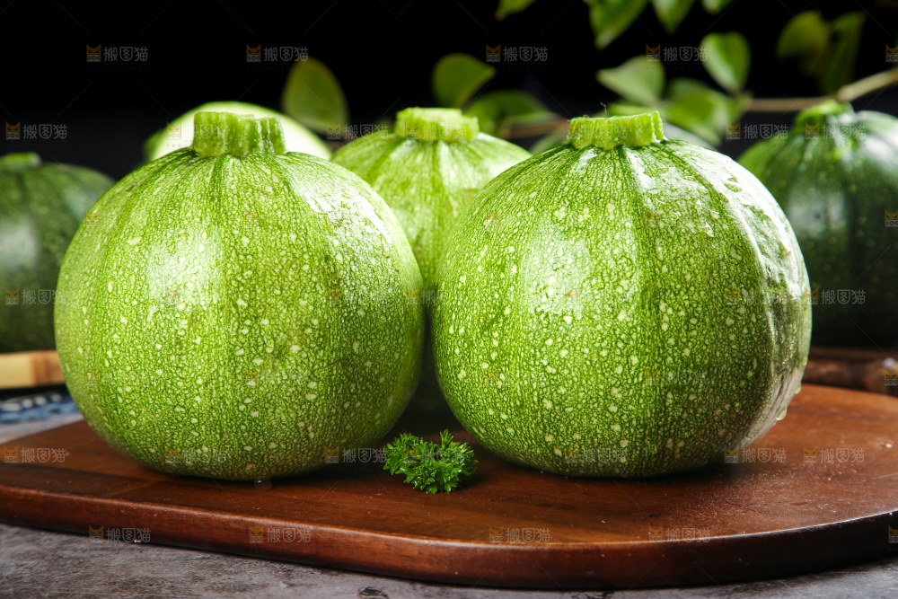 木板上放着青皮小南瓜