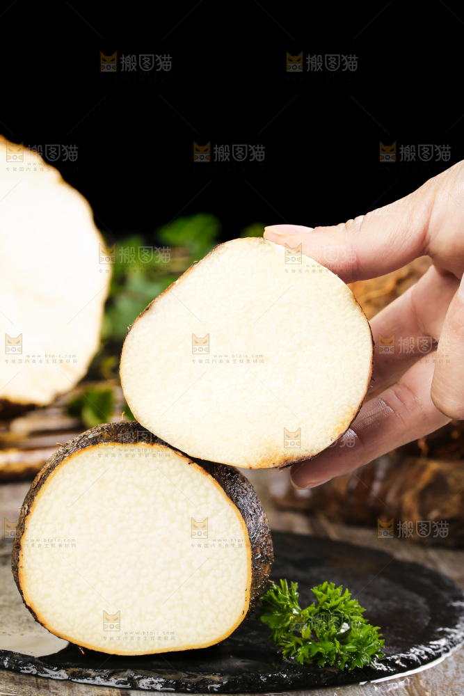 黑石板上放着云南糯米山药