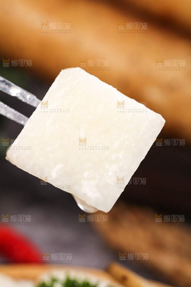 叉子上叉着山药片