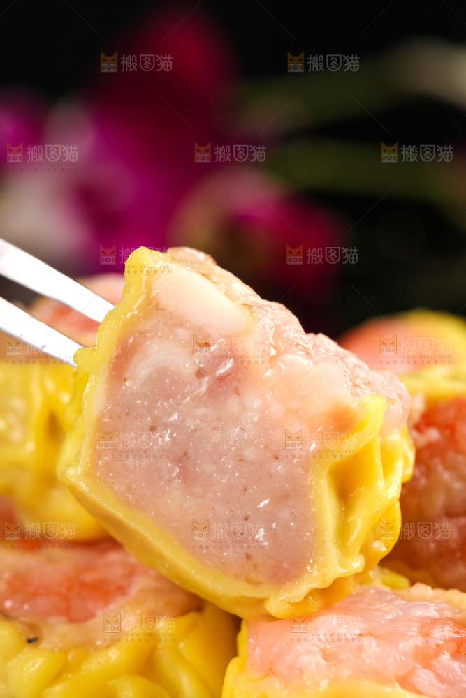 盘子里装着手工烧麦