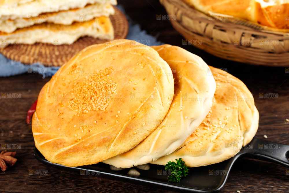 木板上放着芝麻烧饼