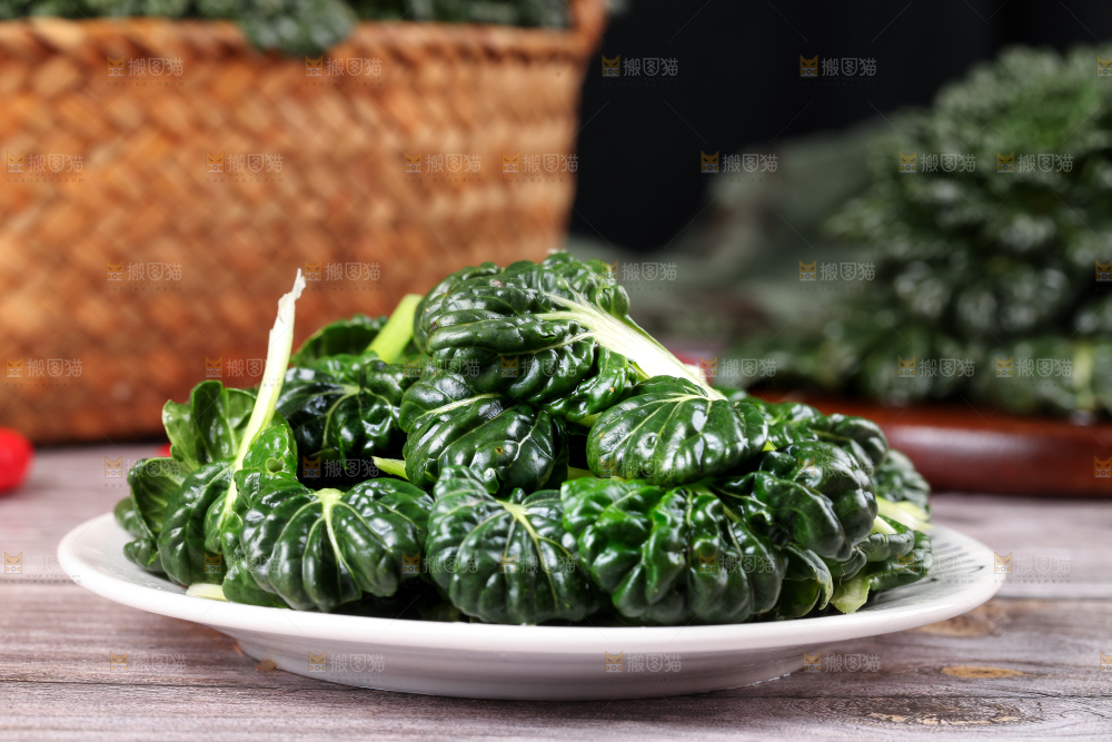 盘子里装着农家菊花菜