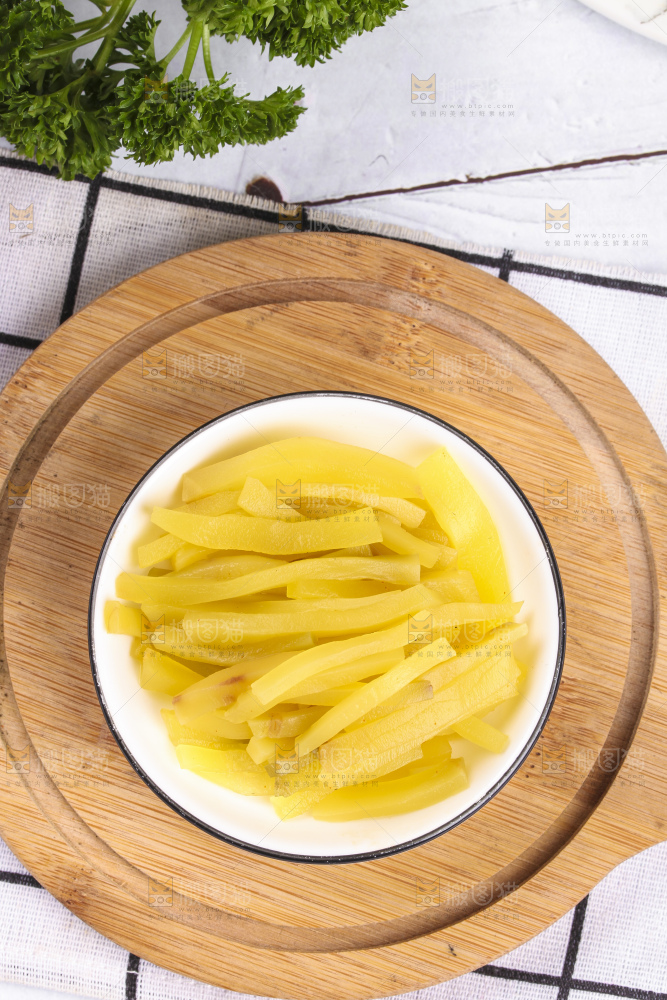 盘子里装着香辣榨菜头