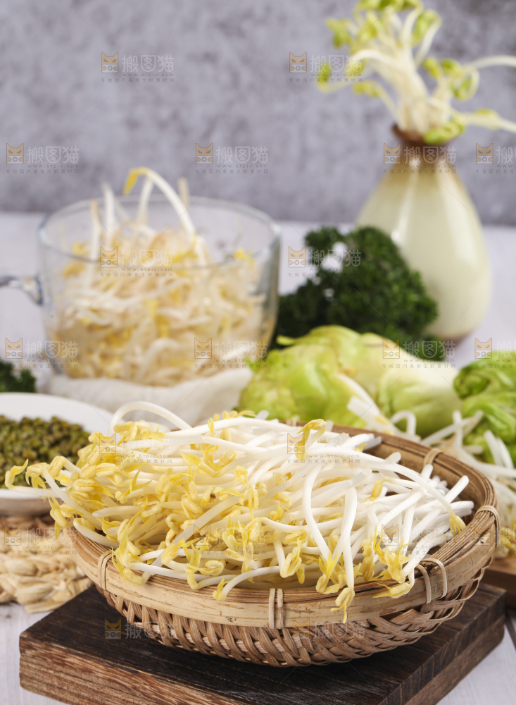 木板上的嫩豆芽