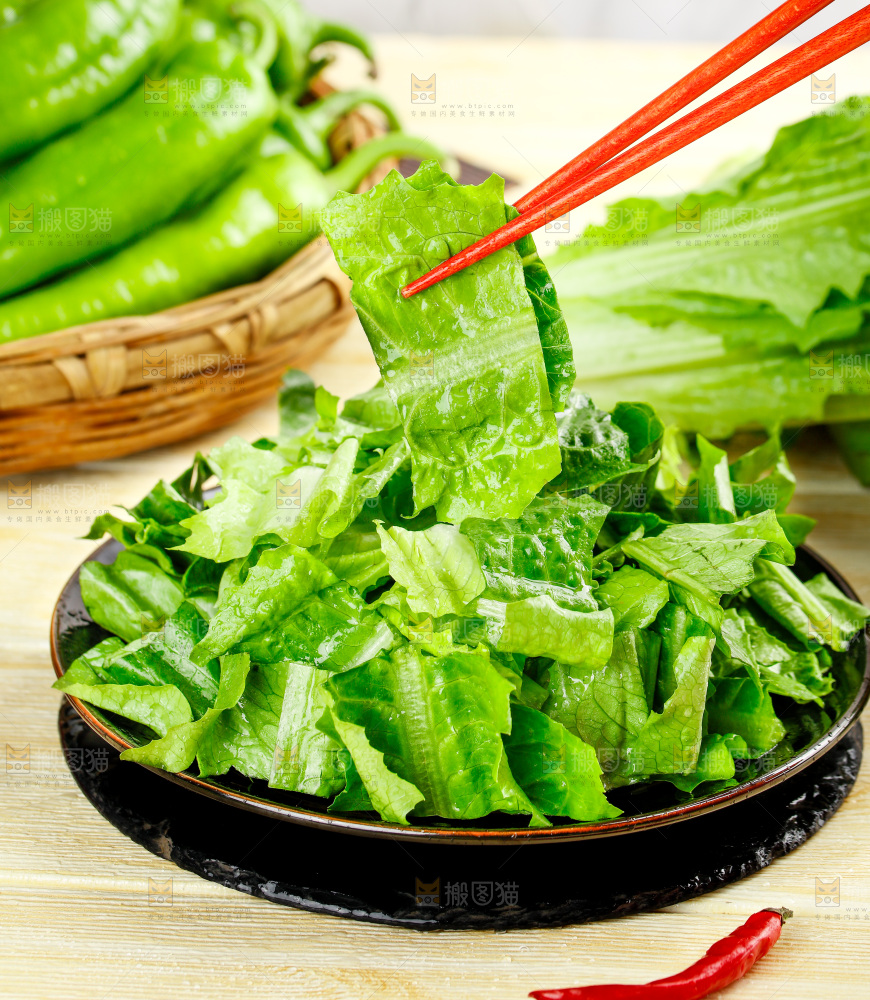 筷子上夹着新鲜油麦菜