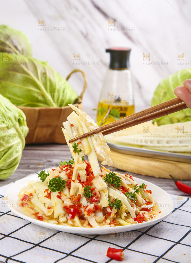 白格子底上的凉拌笋尖