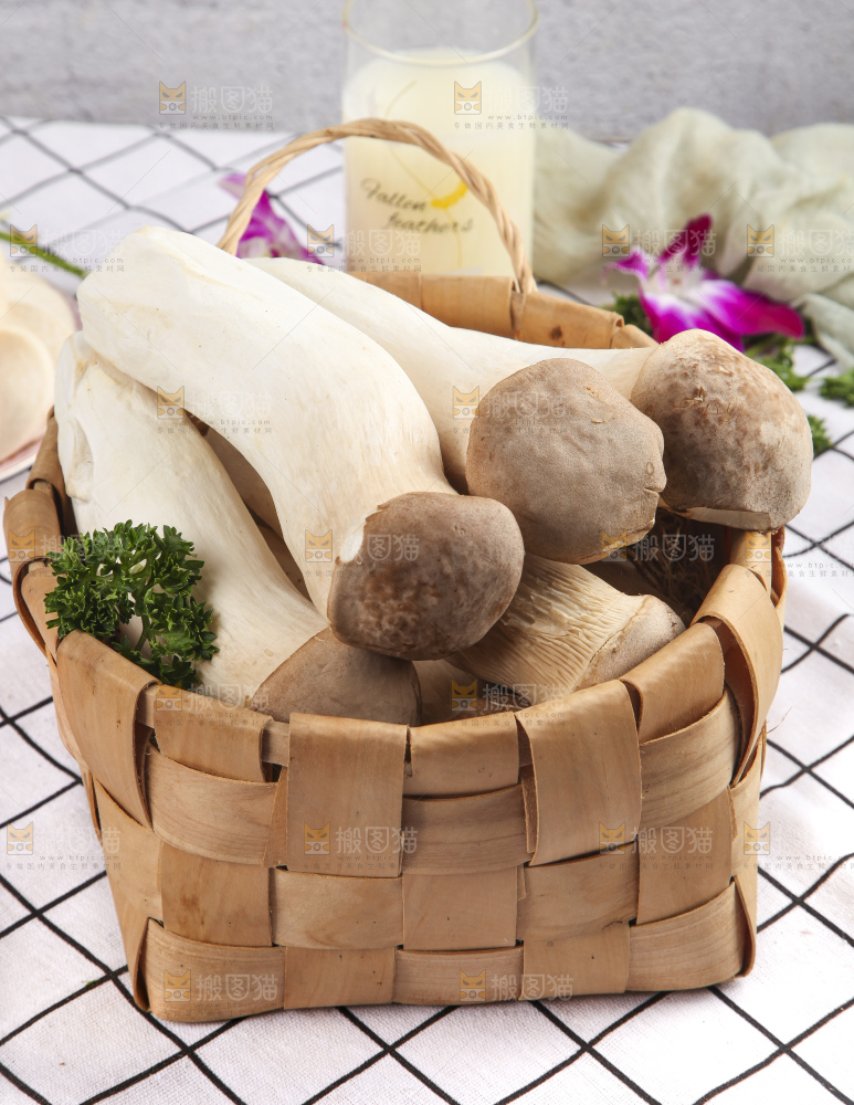 篮子里放着大鸡腿菇