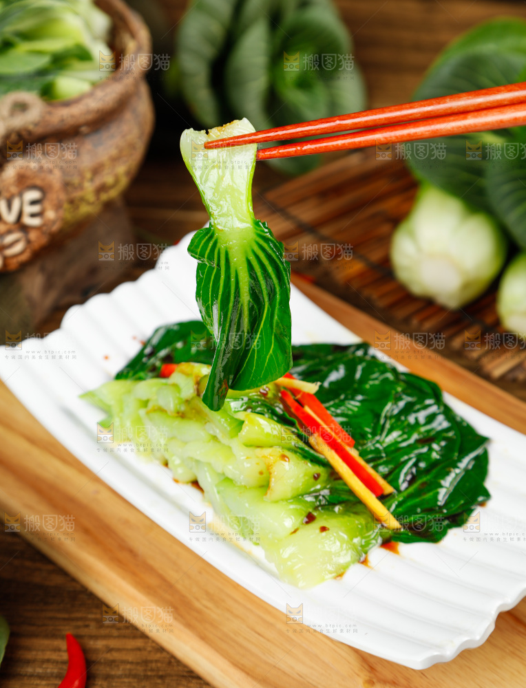 盘子里装着炒青菜