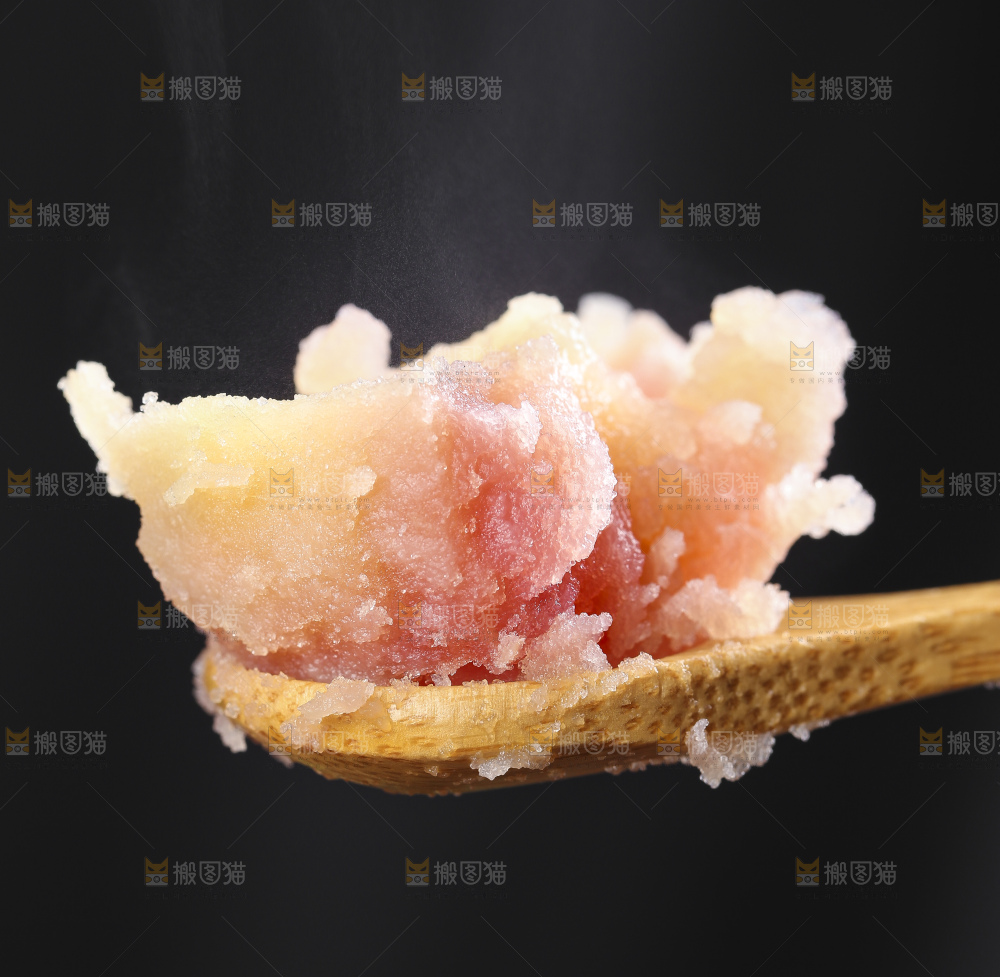 勺子里装着红心土豆果肉