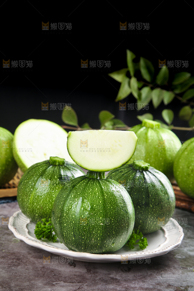 盘子里装着新鲜南瓜
