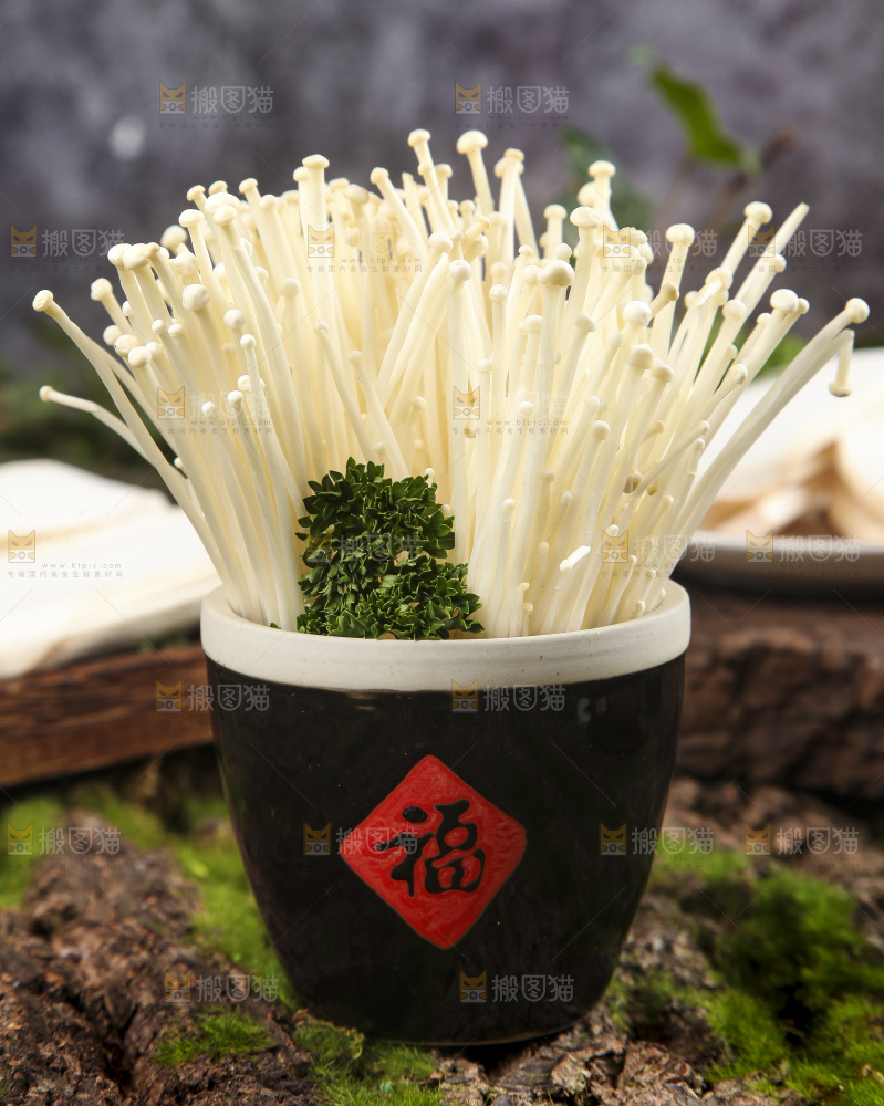 杯子里装着新鲜金针菇