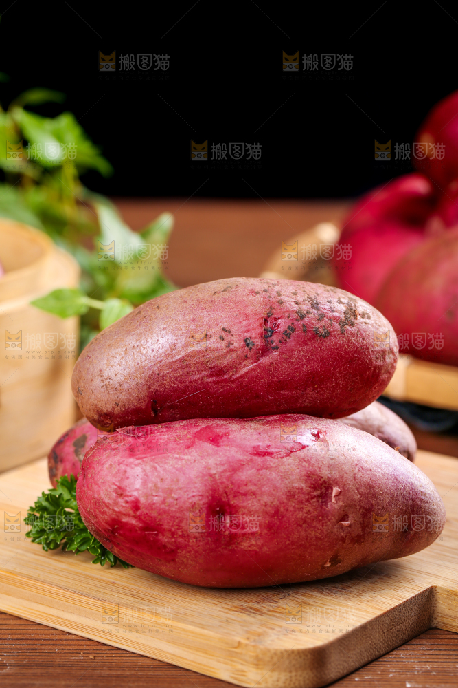 木板上摆放着花青素红土豆