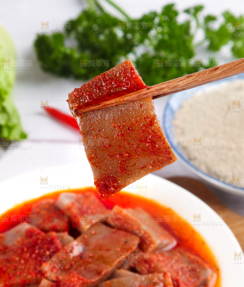 盘子里装着凉拌魔芋豆腐