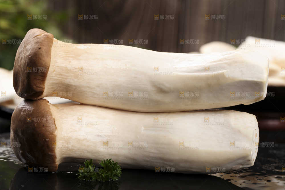 黑石板上的杏鲍菇
