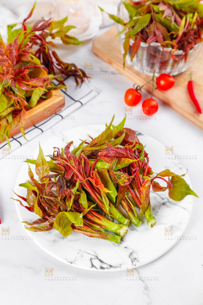 盘子里的香椿芽