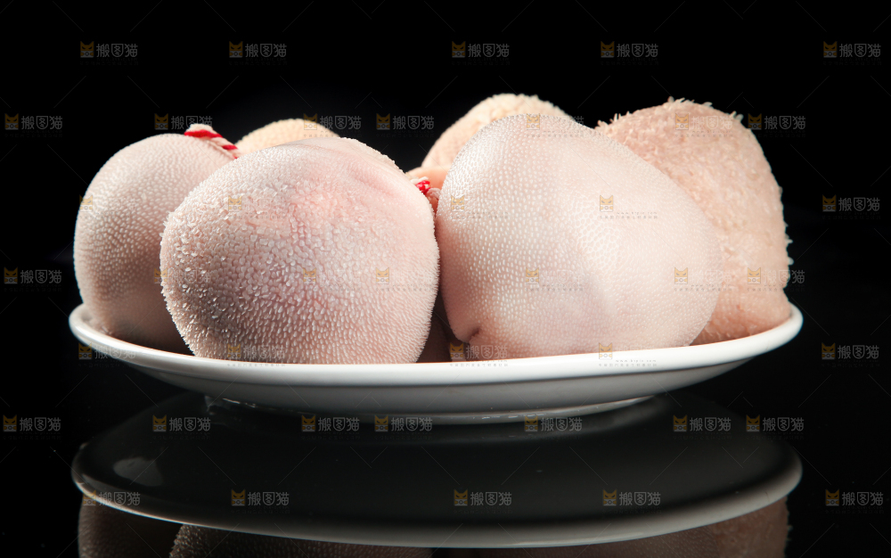 一盘羊肚肉放在黑底上