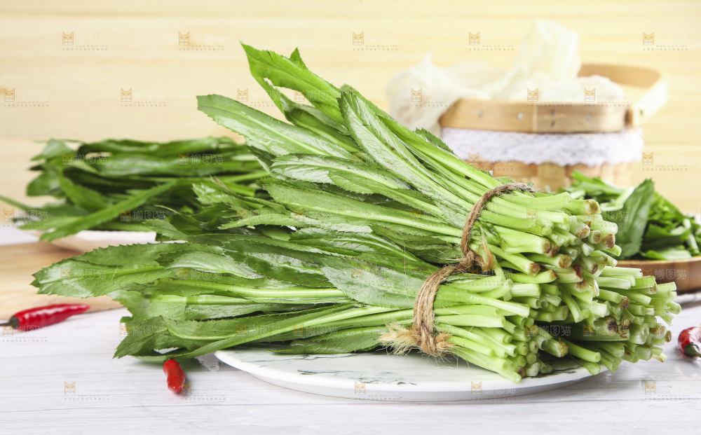 浅底上放着一盘云南大香菜