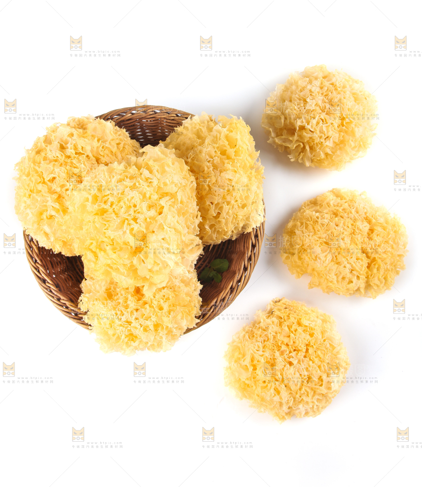 一筐糯银耳放在白底上