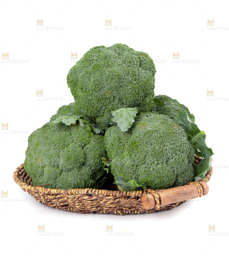 一盘西兰花放在白底上