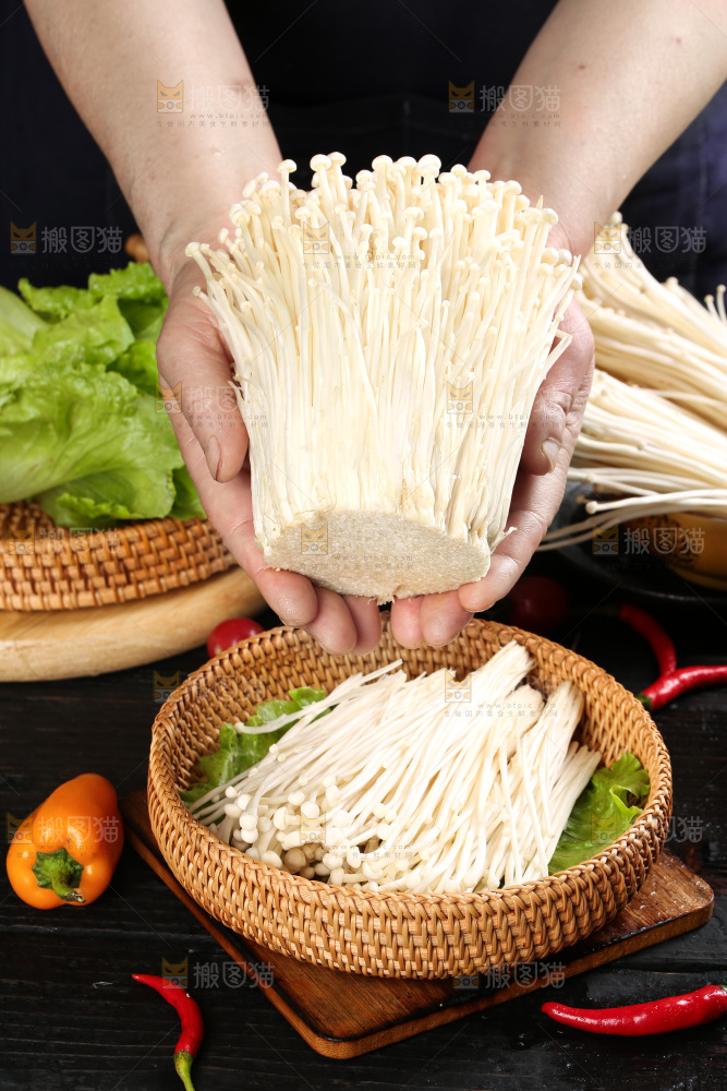 手拿新鲜金针菇