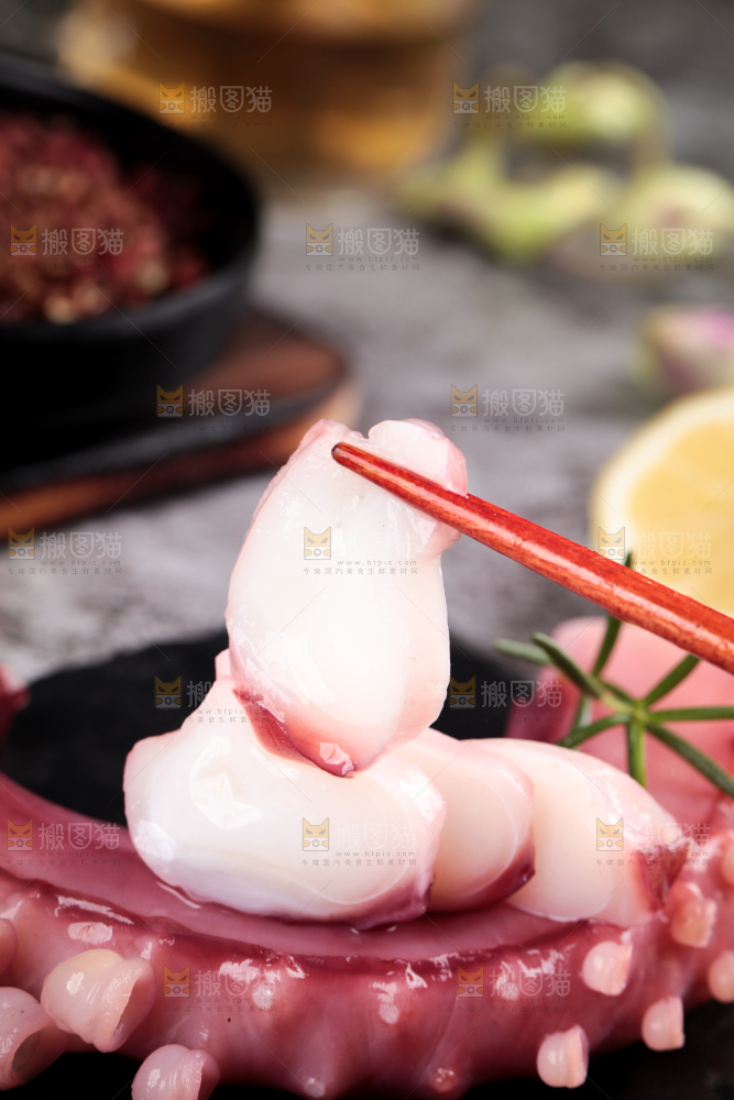 筷子上夹着鱿鱼须