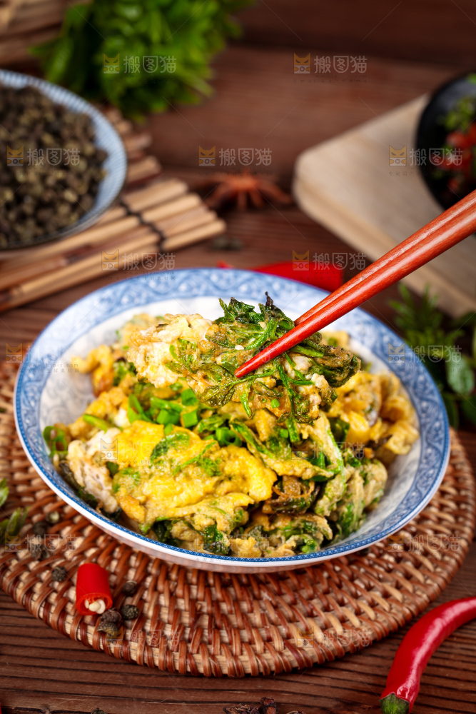 筷子夹着花椒芽炒鸡蛋