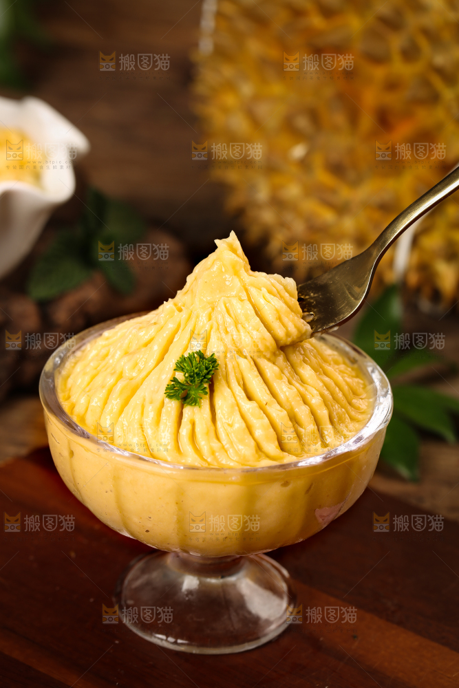 叉子上的榴莲果泥