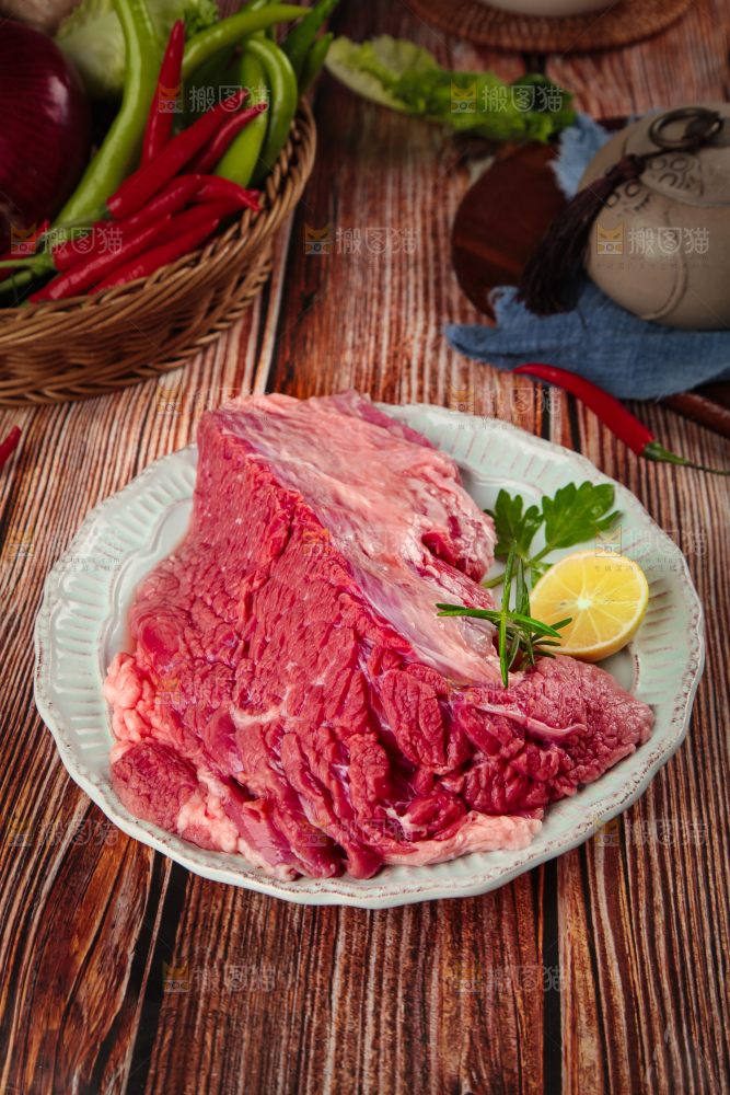 盘子里装着牛腿肉