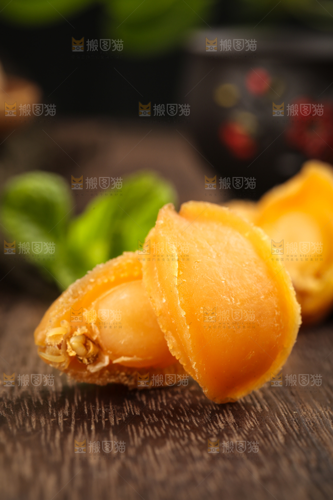 木底上的干鲍鱼