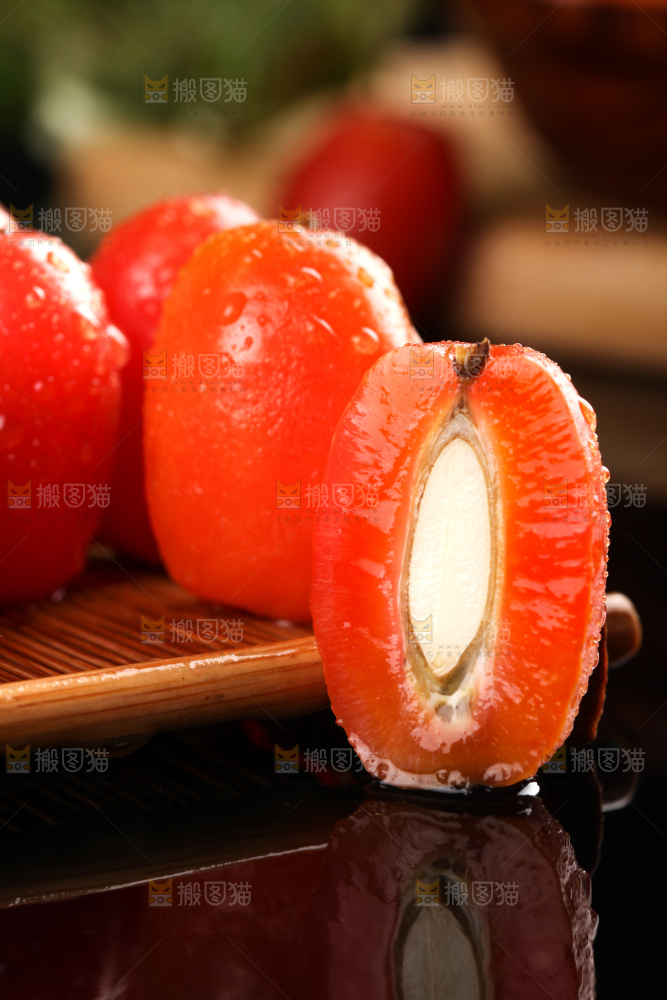 黑底上放着酸甜羊奶果