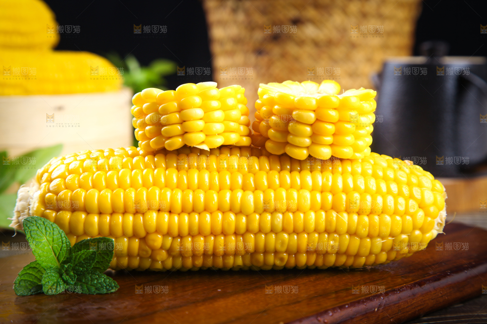 木板上的东北玉米