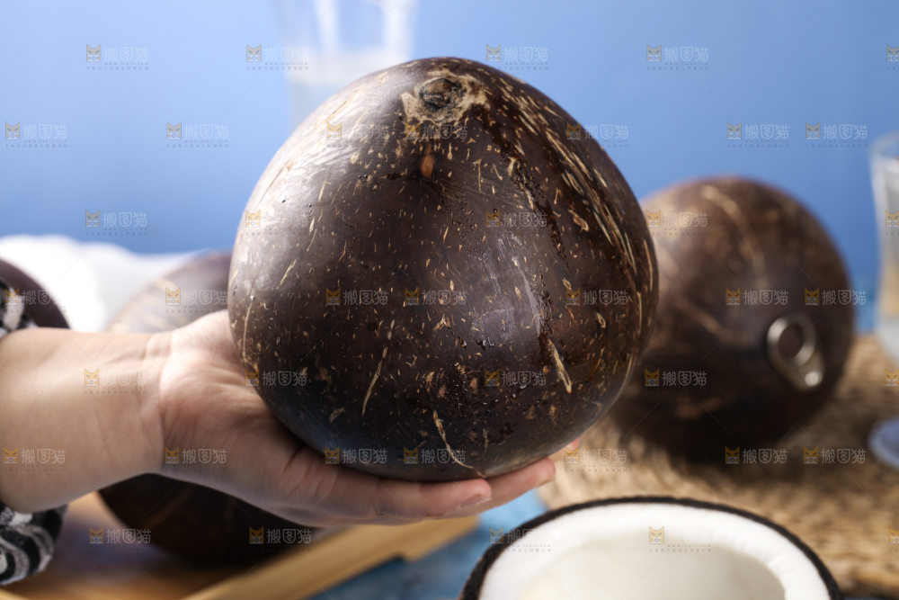 木板上的牛奶老椰子