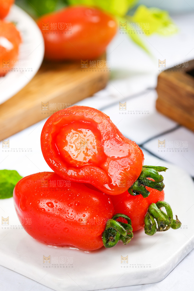 石板上摆放着丹东409小柿子