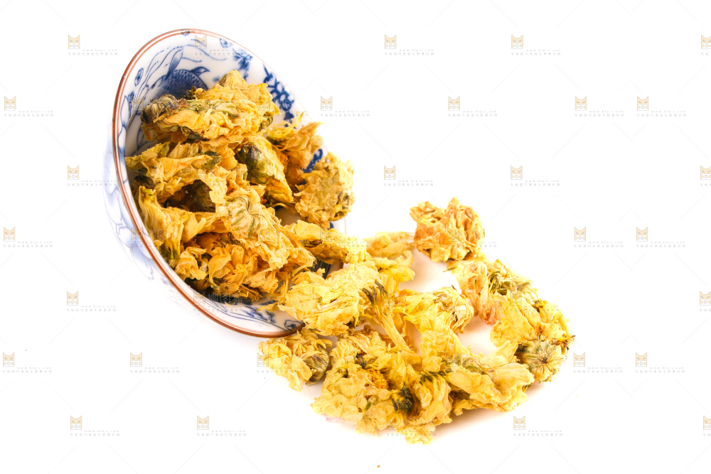 一碗干菊花放在白底上