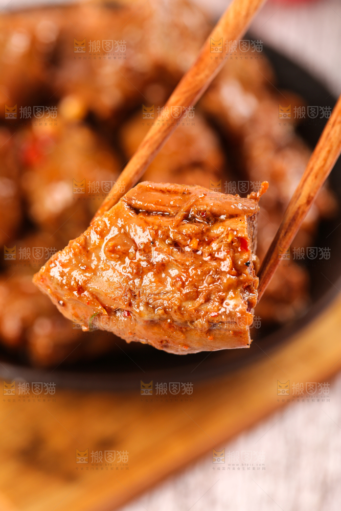 盘子里装着香辣鸭脖