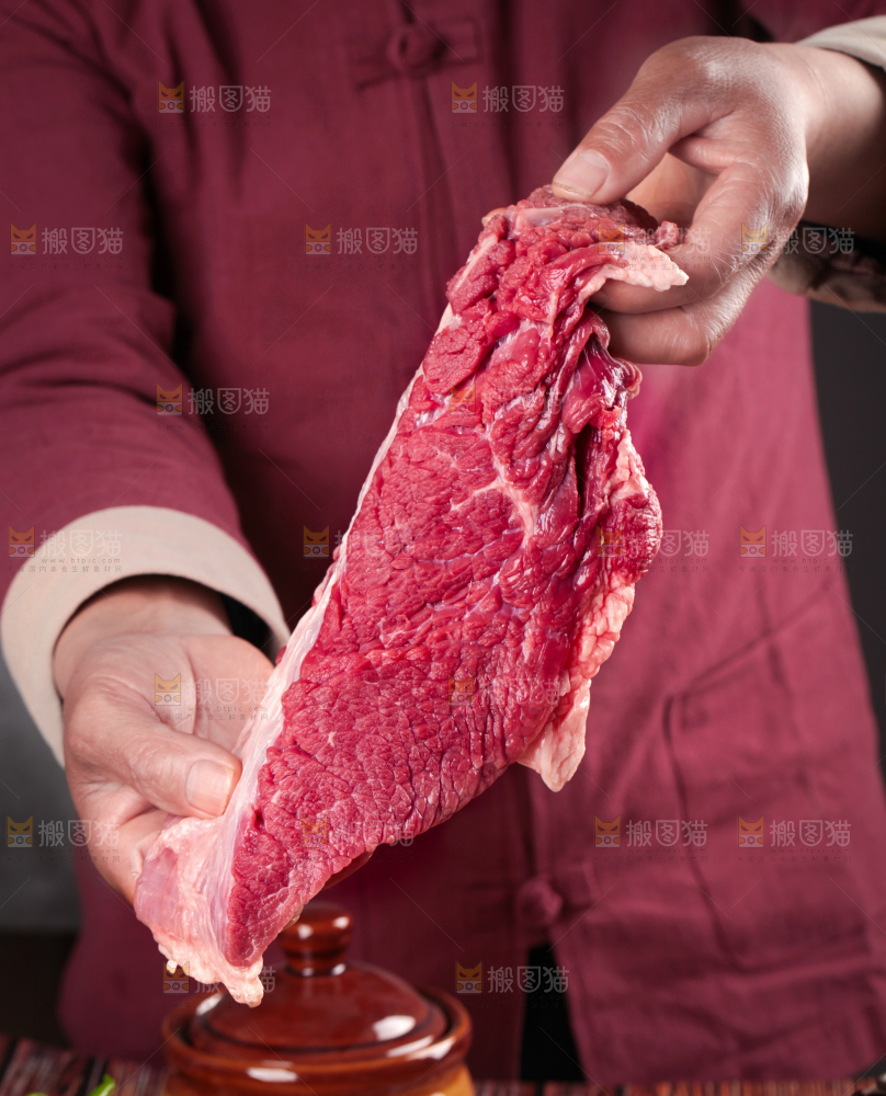 手里拿着新鲜牛肉