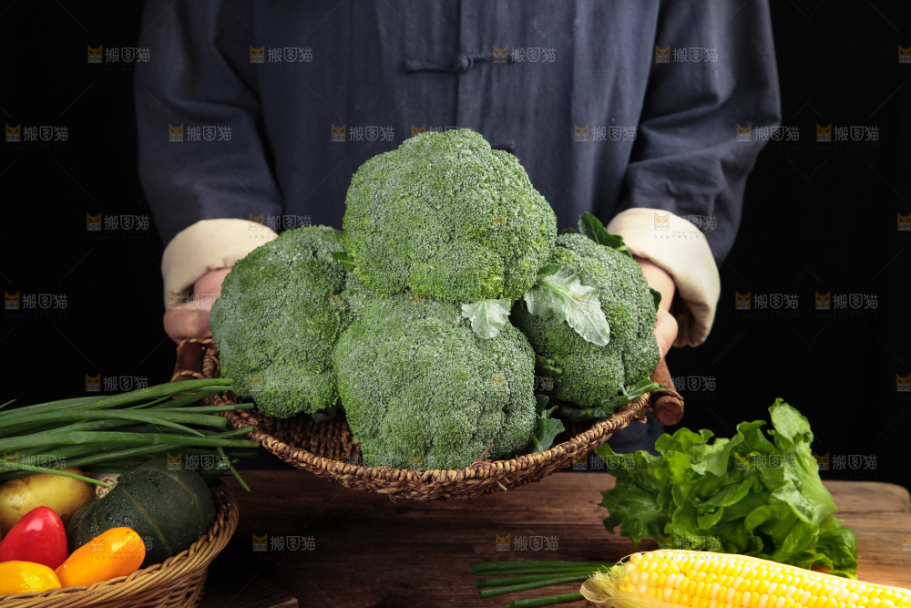 手拿一筐西兰花