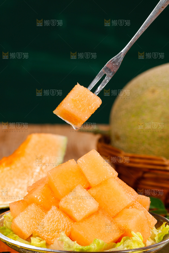 叉子叉着哈密瓜果肉