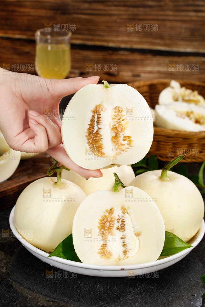 手拿切开的阎良甜瓜