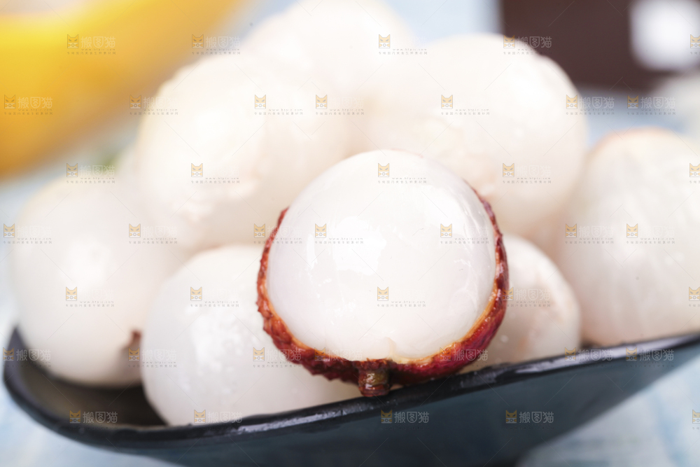 浅底上放着一碗荔枝果肉