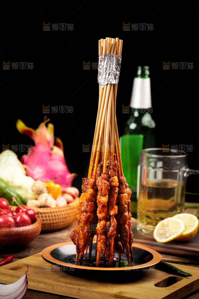 木底上放着一盘羊肉烤串