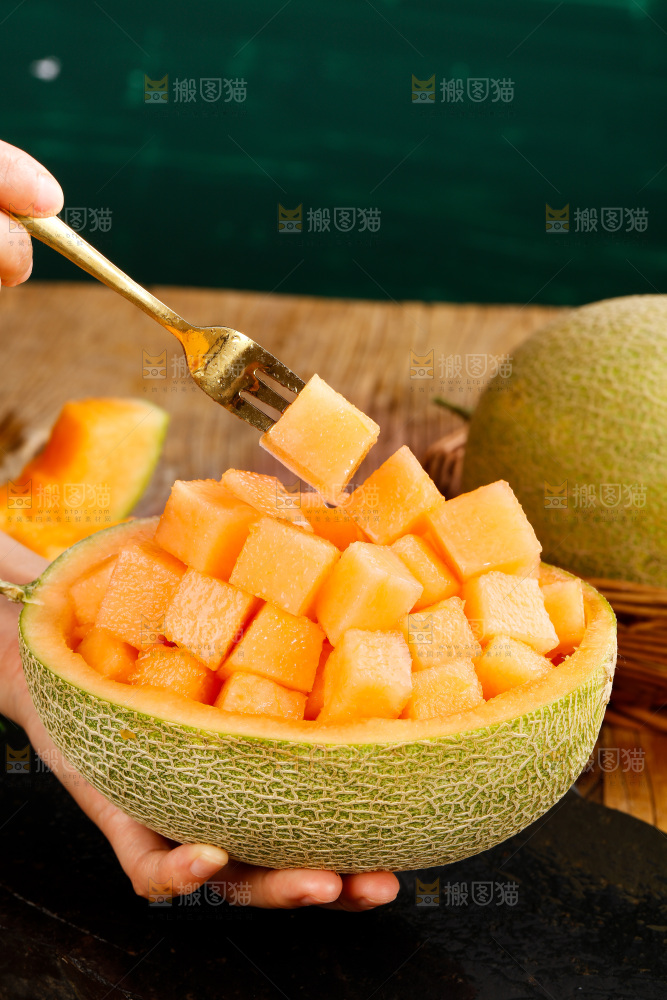 勺子里的哈密瓜果肉