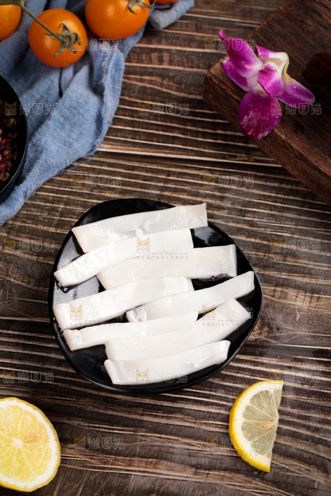 盘子里装着鱿鱼条